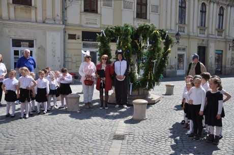 Idén is készül tojáskút a Liszt Ferenc utcában Húsvét előtt